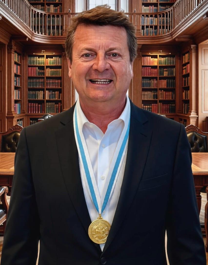 Dr. Gabriel Masenga con medalla de reconocimiento
