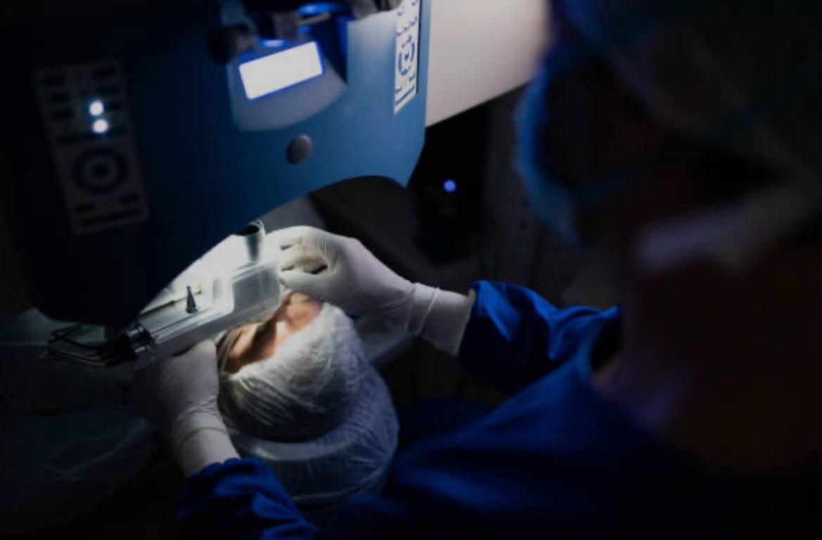 Procedimiento de microcirugía oftalmológica con equipamiento láser